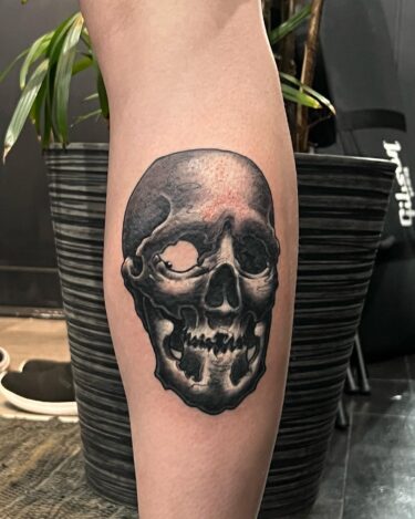脚 #スカル#skull #skulltattoo #tattoo #ink #freehand #blackandgray #horimasa #tokyo #56 #56tattoo #スカル #ガイコツ #タトゥー #スミ #イレズミ #フリーハンド #ブラックアンドグレー #ホリマサ #骸骨 #刺青 #墨 #彫雅 #東京