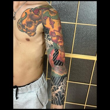 腕 続きin progress#skull #snake #freehand #Japanesetattoo #tattoo #ink #tokyo #horimasa #56 #56tattoo #スカル #ヘビ #タトゥー #スミ #イレズミ #フリーハンド #インク #ホリマサ #トウキョウ #骸骨 #蛇 #刺青 #墨 #彫雅 #東京
